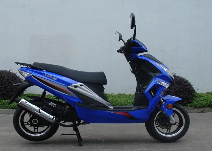2 Stroke 1 Cylinder Blue Adult Motor Scooter 150 Kg Kapasitas Muatan Maksimum 2.0 Konsumsi Minyak