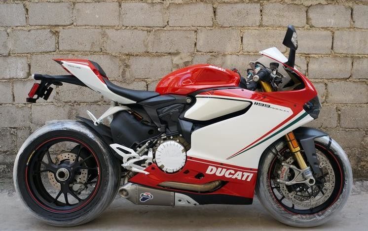 Sepeda motor empat langkah 1199cc gaya tinggi gaya Ducati dengan 90 ° 