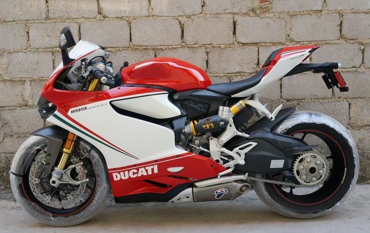 Sepeda motor empat langkah 1199cc gaya tinggi gaya Ducati dengan 90 ° 