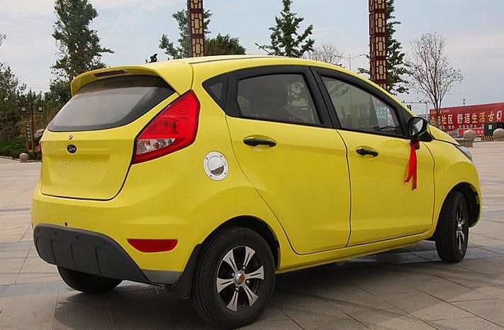 Mengemudi Kereta Golf Listrik Jarak Jauh 3000w 5000w 7500w Dengan Lima Pintu / 4 Kursi