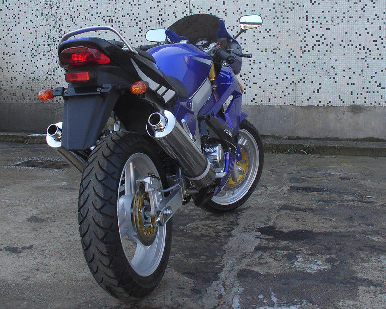 Motor Chopper 250cc Aman Dengan Dua Silinder Empat Stroke Dan Empat Warna