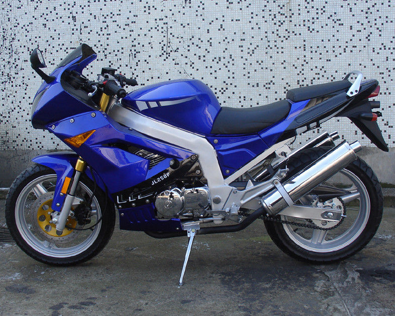 Motor Chopper 250cc Aman Dengan Dua Silinder Empat Stroke Dan Empat Warna