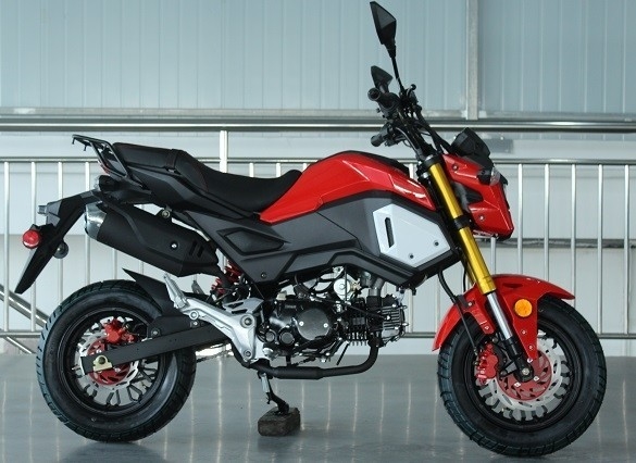 Motor Edisi Khusus Dengan Transmisi Manual, Start Listrik, Lampu Depan Dual, Roda Besar 12 