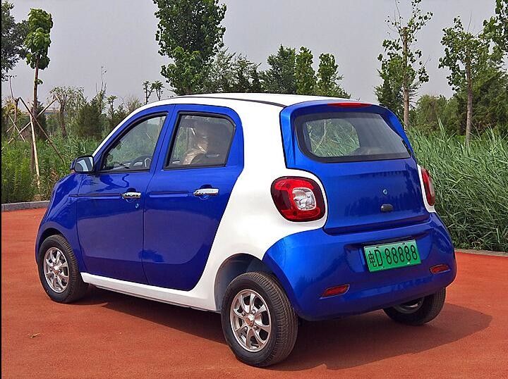 4 Kursi Keranjang Golf Bermotor 5kw Benz Smart Style 6v 220ah Dengan Rentang 180 Km