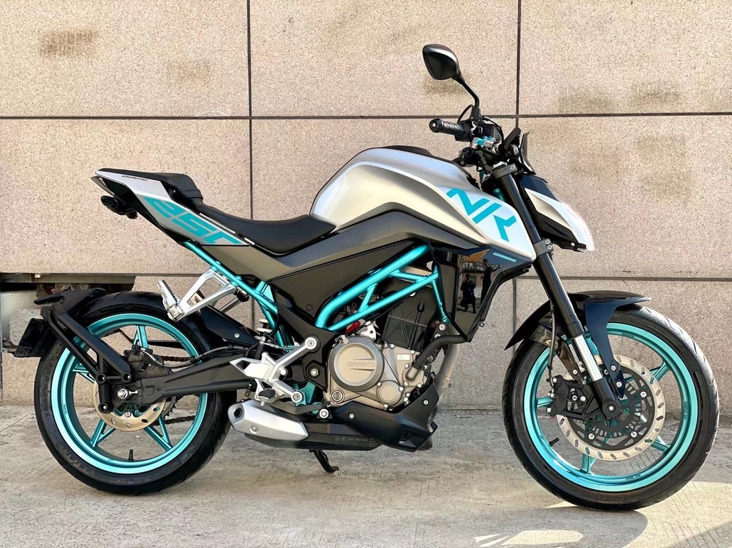 Motor Bertenaga Tinggi 150cc dengan mesin Air Cooled 4 Stroke SOHC 2 Valve
